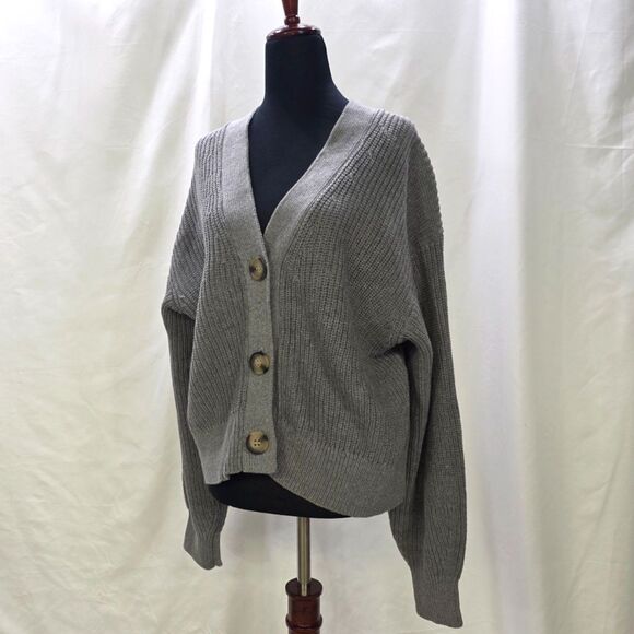 Zia Oversized Grey Cardigan - NWT - Small - BIG Button Energy! - Picture 3 of 10
